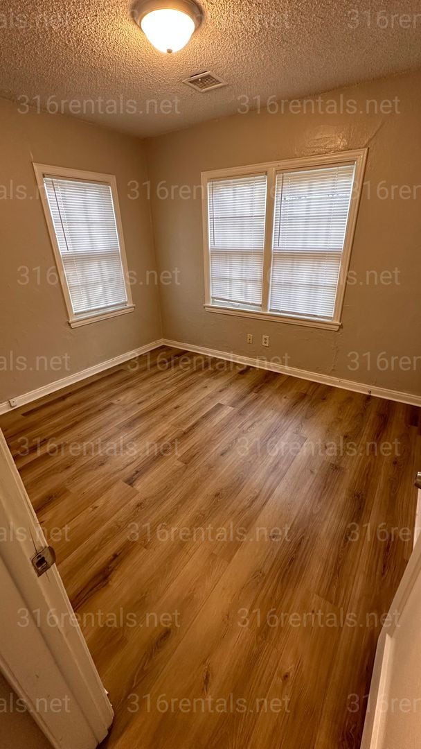 Building Photo - $950 - 2 bed 1 bath - Beautiful single family home*COMING SOON*