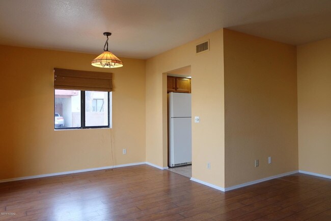 Building Photo - 620 W Calle De Las Lomitas