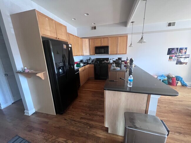 Building Photo - 813 S Western Ave