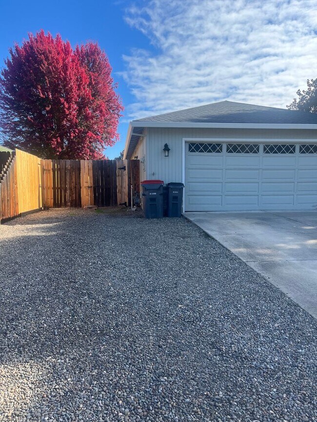 Building Photo - 3 Bedroom 2 Bath House