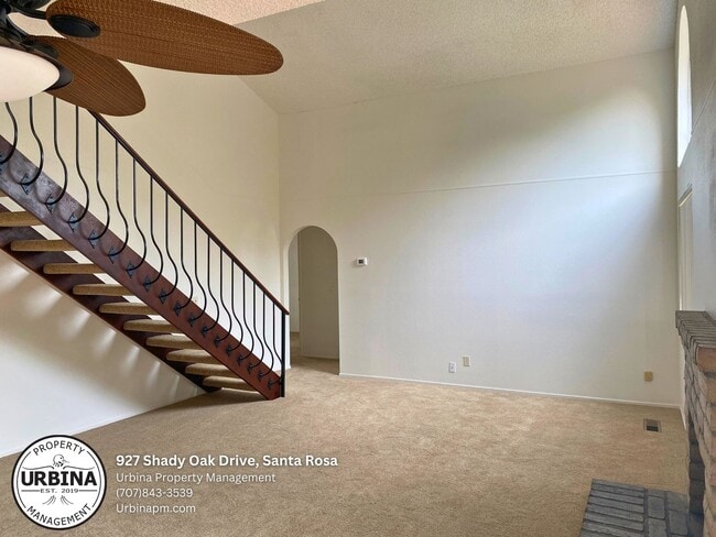 Building Photo - Cute End Unit in Desirable Complex