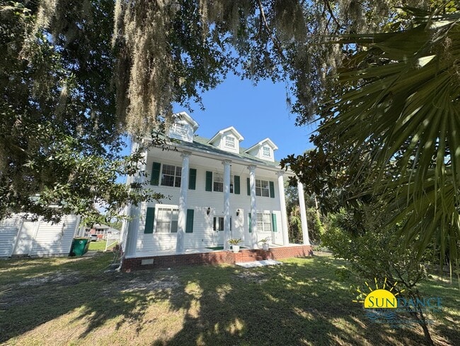 Building Photo - Furnished 4BR Waterfront Home in Fort Walt...