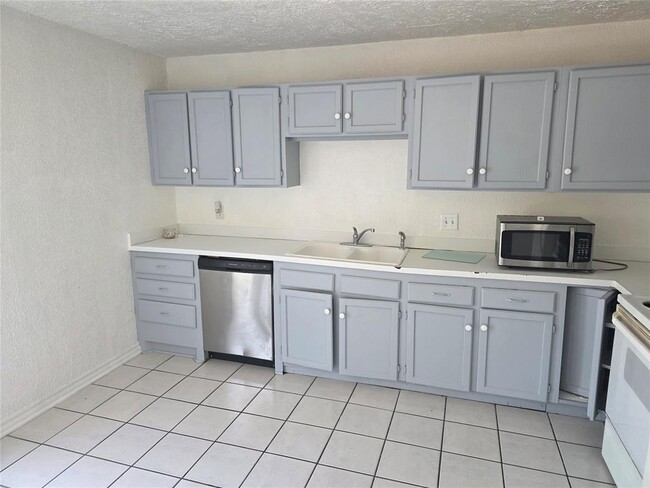 Building Photo - 637 Sinclair Dr