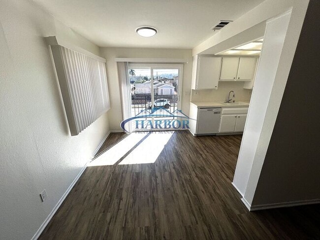 Building Photo - 672 W 12th St