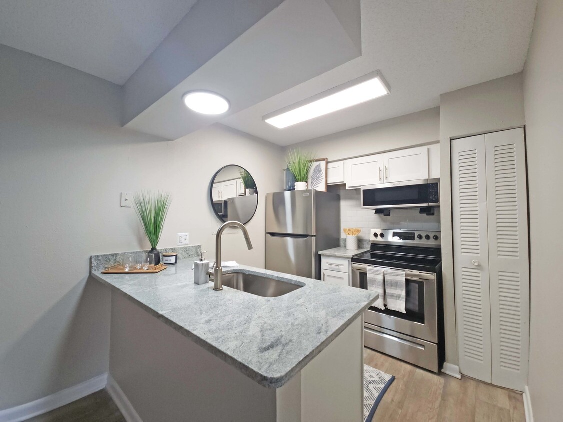 Kitchen with Granite Counters - Amalie Apartment Homes