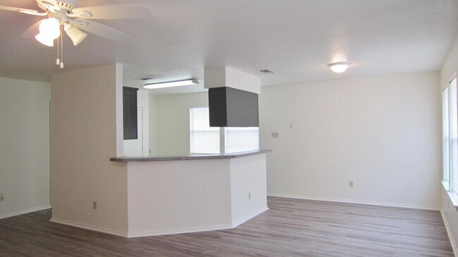 Building Photo - 4045 Devonaire Dr
