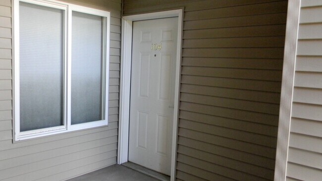 Building Photo - LOWER LEVEL CONDO (RPM#120)