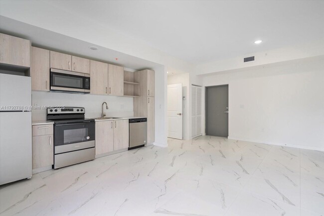 Building Photo - 420 SW 7th Ave