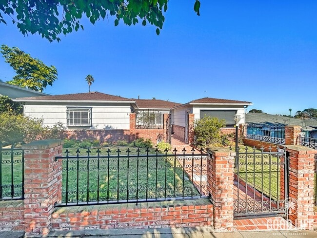 Building Photo - Beautiful 3BD/2BA W/ Private Pool, Garage, and A/C in Ocean Beach!