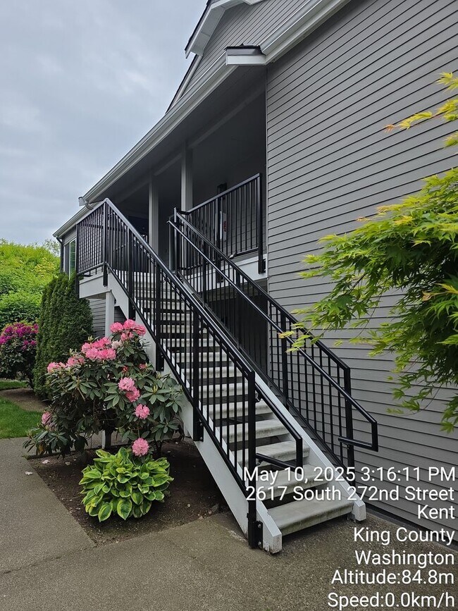 Building Photo - Kent west hill condo - 2 bedroom and 2 bat...