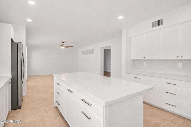 Building Photo - 9012 E Sutton Dr