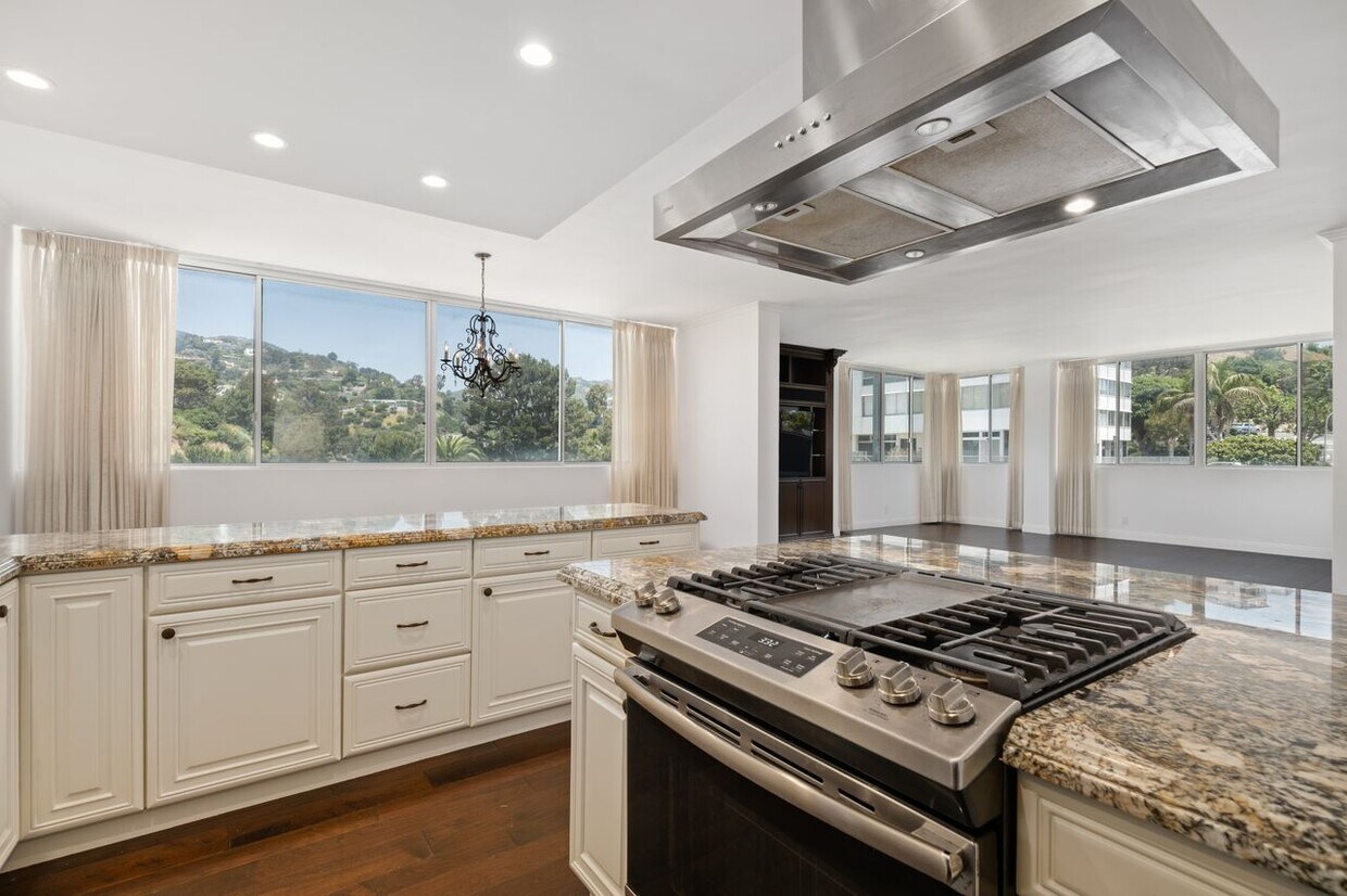 17368 W Sunset Blvd Unit 401, Pacific Palisades, CA 90272 Condo for