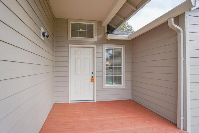 Building Photo - THREE BEDROOM WITH NEW FLOORING