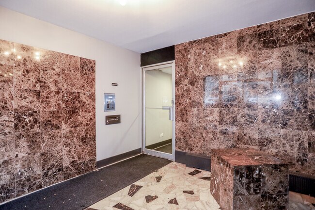 Foto del edificio - 541 W Briar Pl