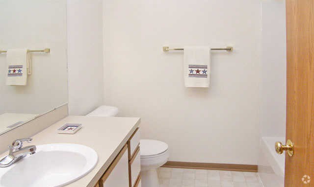 Bathroom Fixtures Grand Rapids Michigan royal vista apartments and townhomes rentals - grand rapids, mi Bathroom Fixtures Grand Rapids Michigan royal vista apartments and townhomes rentals - grand rapids, mi