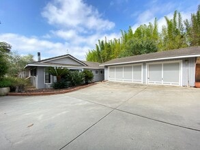 Building Photo - 919 Valley Dr