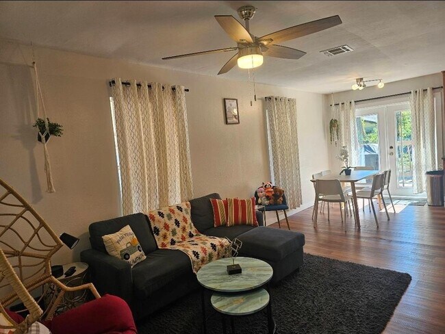 Foto del edificio - 2015 Oakwood Ave