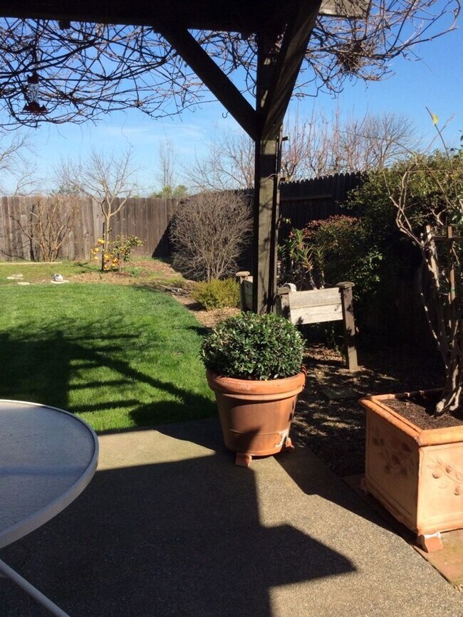 Building Photo - 3 Bedroom 1.25 bath Davis duplex in West D...