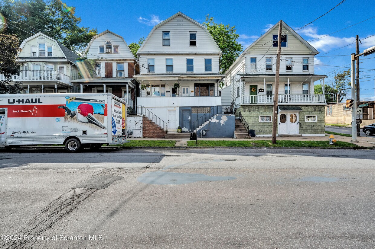 Primary Photo - 418 Main St