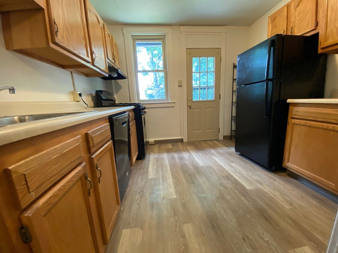 Amazing 3BR Townhouse in Squirrel Hill! Covered Front Porch + Backyard! Call Today! - Amazing 3BR Townhouse in Squirrel Hill! Covered Front Porch + Backyard! Call Today!