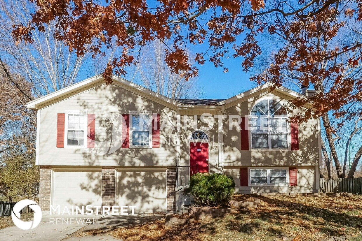 Primary Photo - 609 SE Steeple Ct