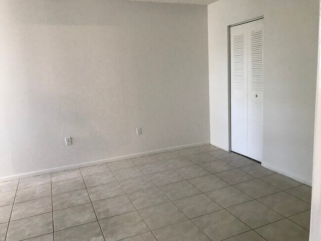 Foto del edificio - 6904 N Kendall Dr