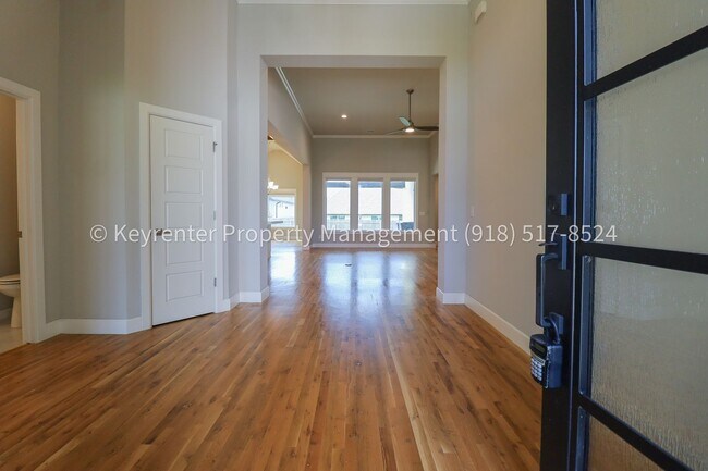 Building Photo - COMING SOON! Marvelous and Modern 3 Bed/ 3.5 Bath Home in South Broken Arrow!