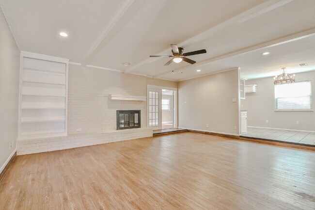 Building Photo - Spacious and Gorgeous 3/2 in Northwest Lub...