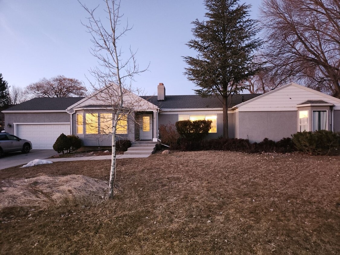 Primary Photo - Spacious 5 Bd 2.5 Bath Home in Millcreek