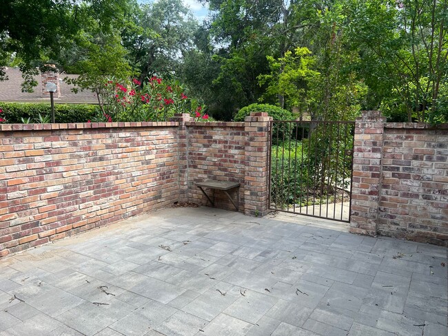 Building Photo - GORGEOUS FULLY REMODELED 3 BEDROOM IN CITR...