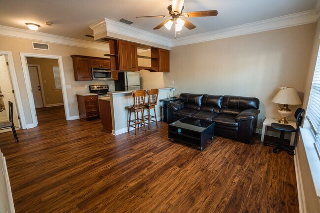 Foto del edificio - Super cute 3 Bedroom/3Bathroom Townhome in...