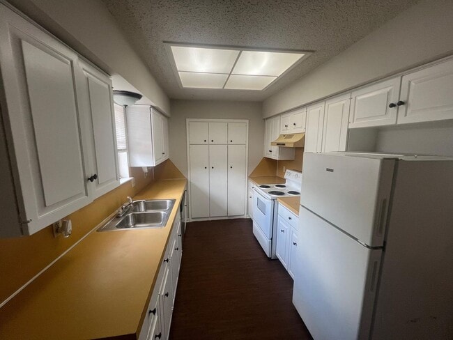Building Photo - 6517 Dunn Dr