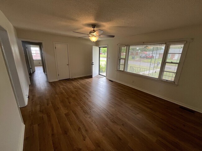 Building Photo - 128 N Leland Dr