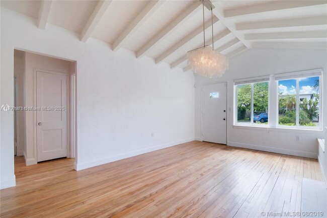 Foto del edificio - 9049 Carlyle Ave