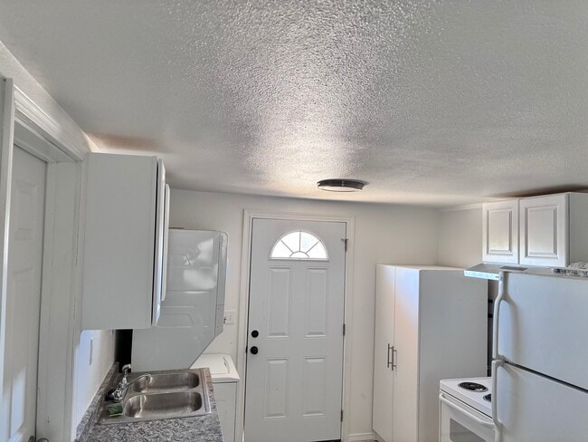 Cocina/Lavandería - 6356 Morongo Rd