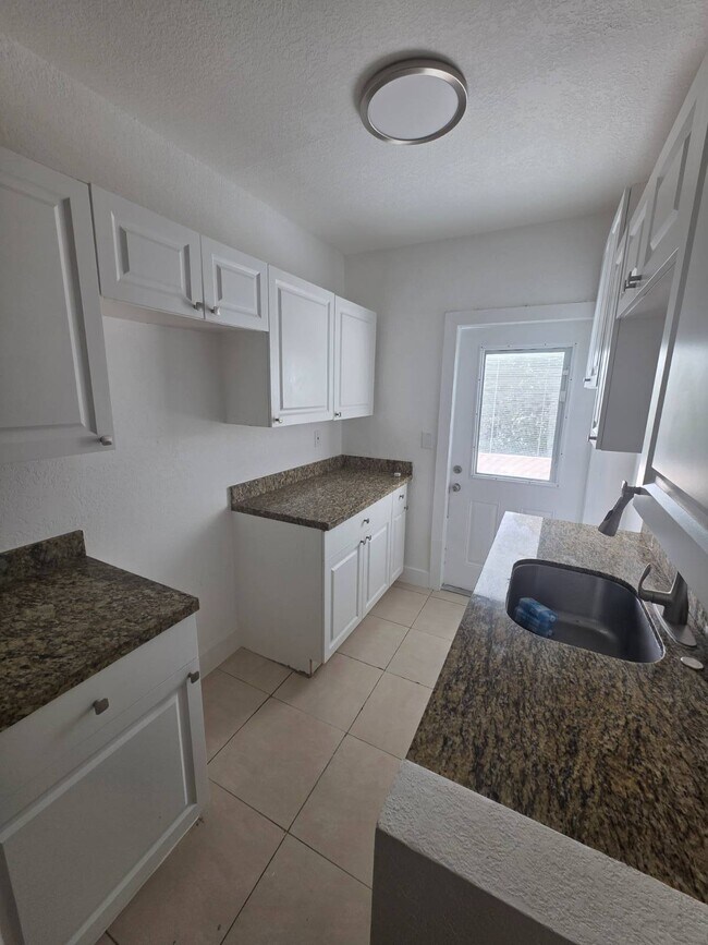 Building Photo - 330 SW 79th Ct