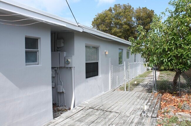 Foto del edificio - 320 NE 26th St