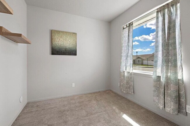 Foto del edificio - Immaculate Newer Construction w/ Vinyl Fen...