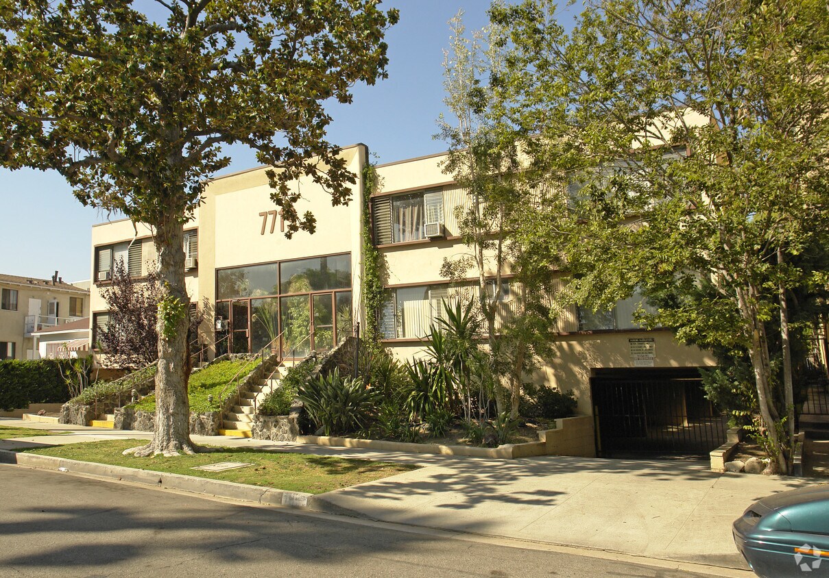 Foto del edificio - 7719 Hampton Ave