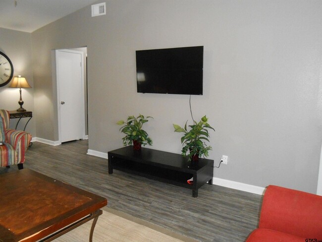 Foto del edificio - 7108 Gatewood Dr