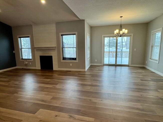 Building Photo - 706 Foret Mansur