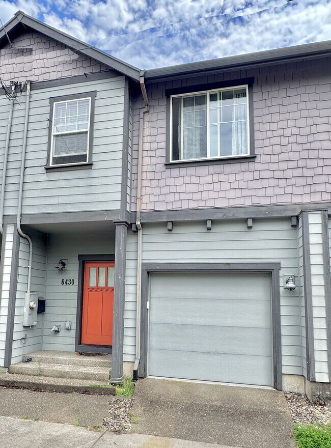 Arbor Lodge Neighborhood Townhome with Central A/C, Garage, In-Unit Laundry, Fenced Backyard - Arbor Lodge Neighborhood Townhome with Central A/C, Garage, In-Unit Laundry, Fenced Backyard