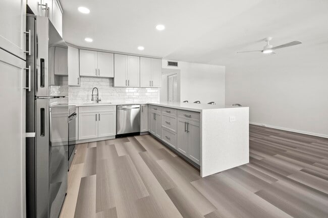 Building Photo - 4047 Lincoln A