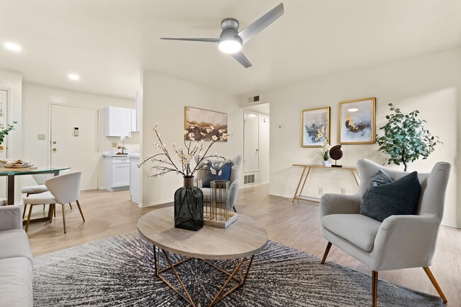 Sala de estar y comedor abiertos - Plum Orchard Apartments
