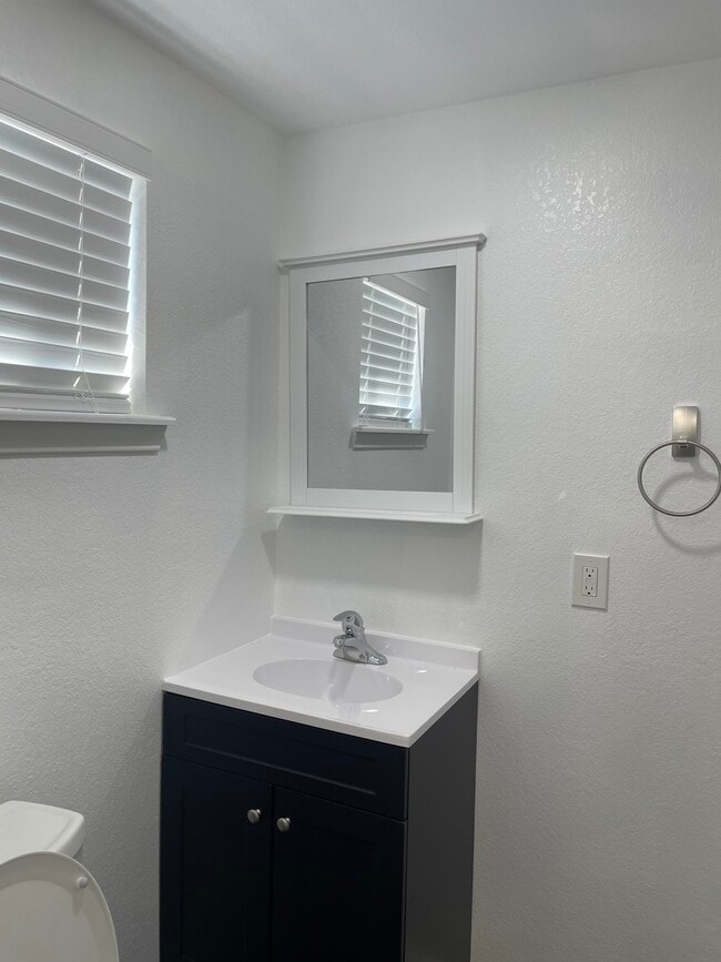 Building Photo - 207 S Sabinas St