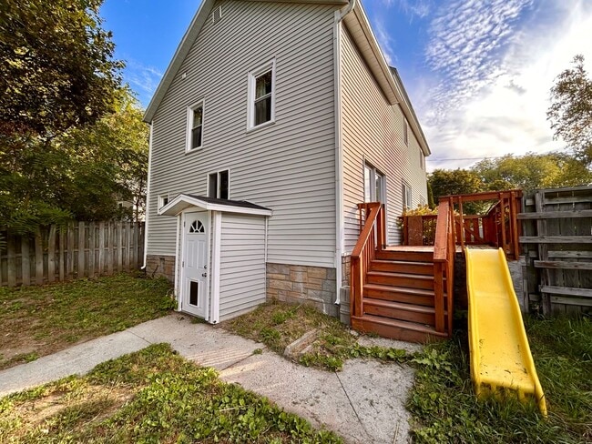 Building Photo - Spacious 4-Bedroom Home Near College Hill ...