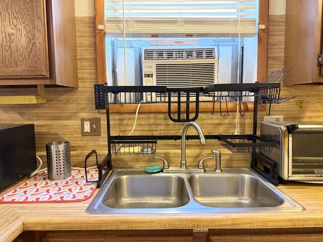 Foto del edificio - Spacious 1BR / 1BA Basement Apartment Just Minutes From Town