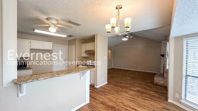Foto del edificio - 3 Bed, 2 Bath Home with Fenced Yard & Garage / Pet-Friendly / Available Now!