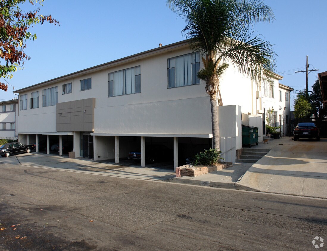 Building Photo - 809 Flora Dr