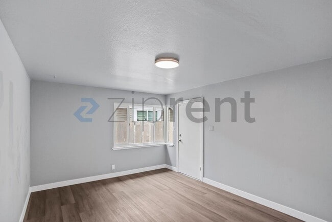 Building Photo - Unit